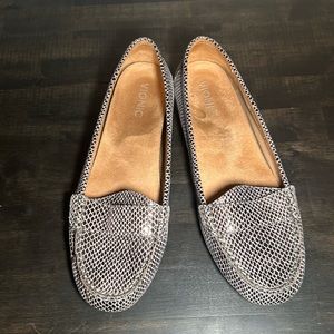 Vionic Metallic Reptile Print Loafer Size 10